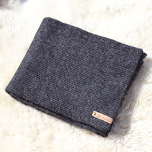 Ladda upp bild till gallerivisning, En lång halsduk