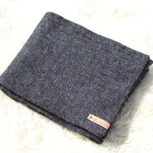 Ladda upp bild till gallerivisning, En lång halsduk