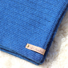 Ladda upp bild till gallerivisning, En lång halsduk