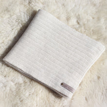 Ladda upp bild till gallerivisning, En lång halsduk