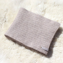 Ladda upp bild till gallerivisning, En lång halsduk