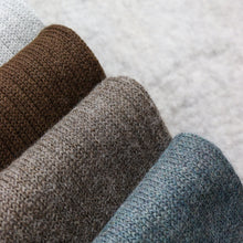 Ladda upp bild till gallerivisning, En lång halsduk