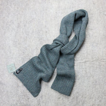 Ladda upp bild till gallerivisning, En lång halsduk