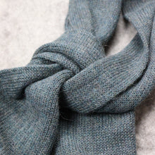 Ladda upp bild till gallerivisning, En lång halsduk