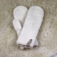 Ladda upp bild till gallerivisning, Vantar stickade av värdinnan
