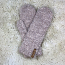 Ladda upp bild till gallerivisning, Vantar stickade av värdinnan
