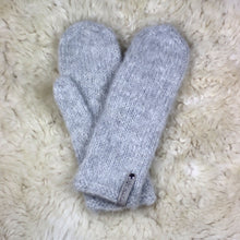 Ladda upp bild till gallerivisning, Vantar stickade av värdinnan
