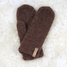 Ladda upp bild till gallerivisning, Vantar stickade av värdinnan
