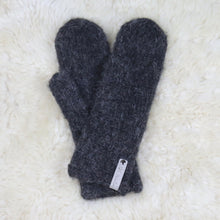 Ladda upp bild till gallerivisning, Vantar stickade av värdinnan
