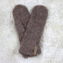 Ladda upp bild till gallerivisning, Vantar stickade av värdinnan
