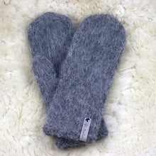 Ladda upp bild till gallerivisning, Vantar stickade av värdinnan
