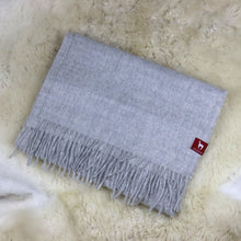 Ladda upp bild till gallerivisning, Ühevärviline beebialpaka villane sall
