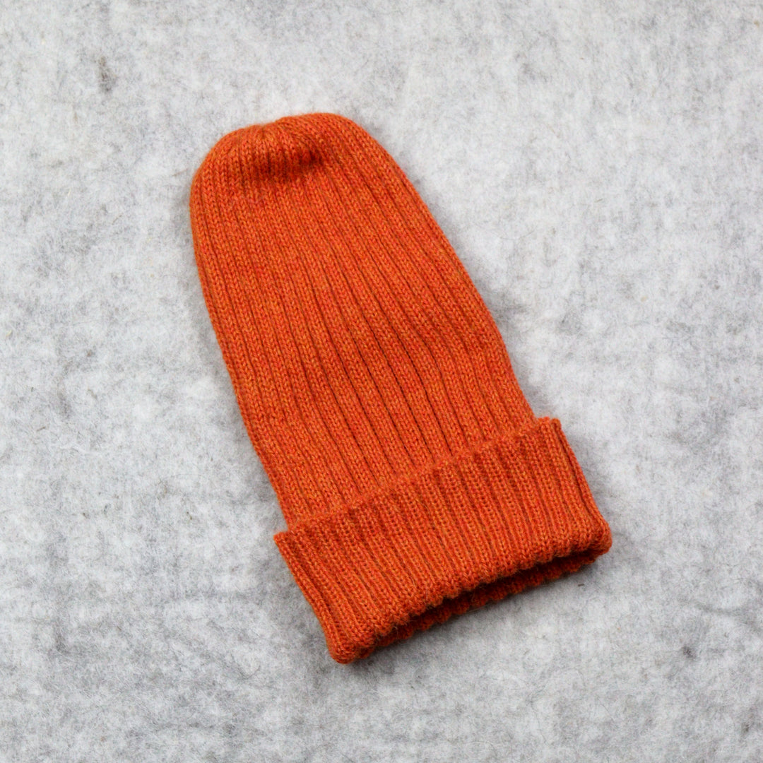 Ribbstickad hatt
