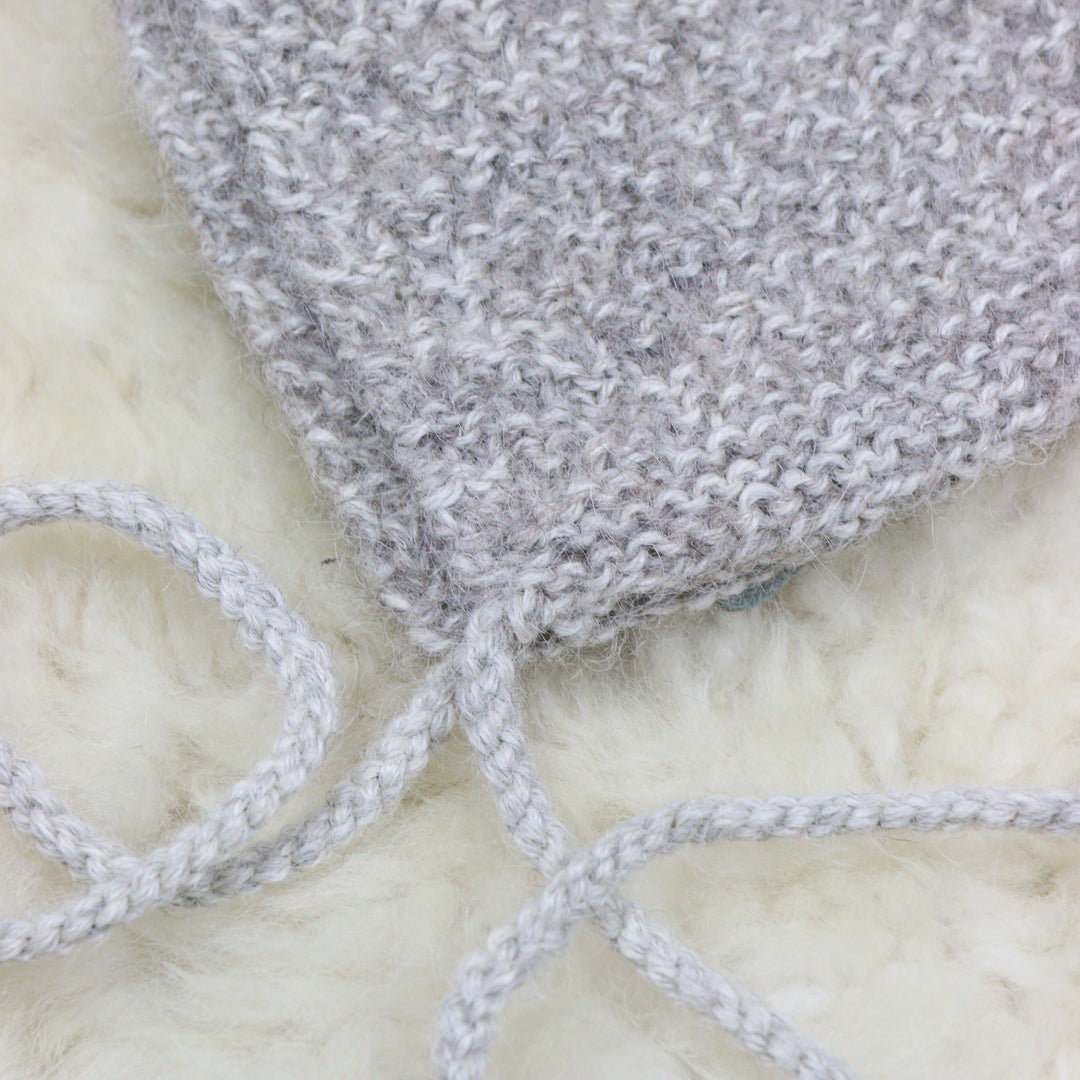 NY! Familjens dotters stickade babymössa