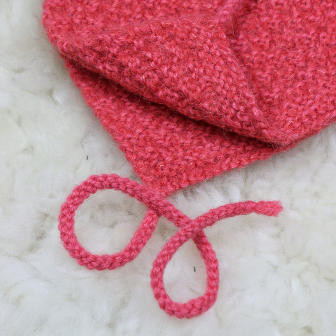 NY! Familjens dotters stickade babymössa