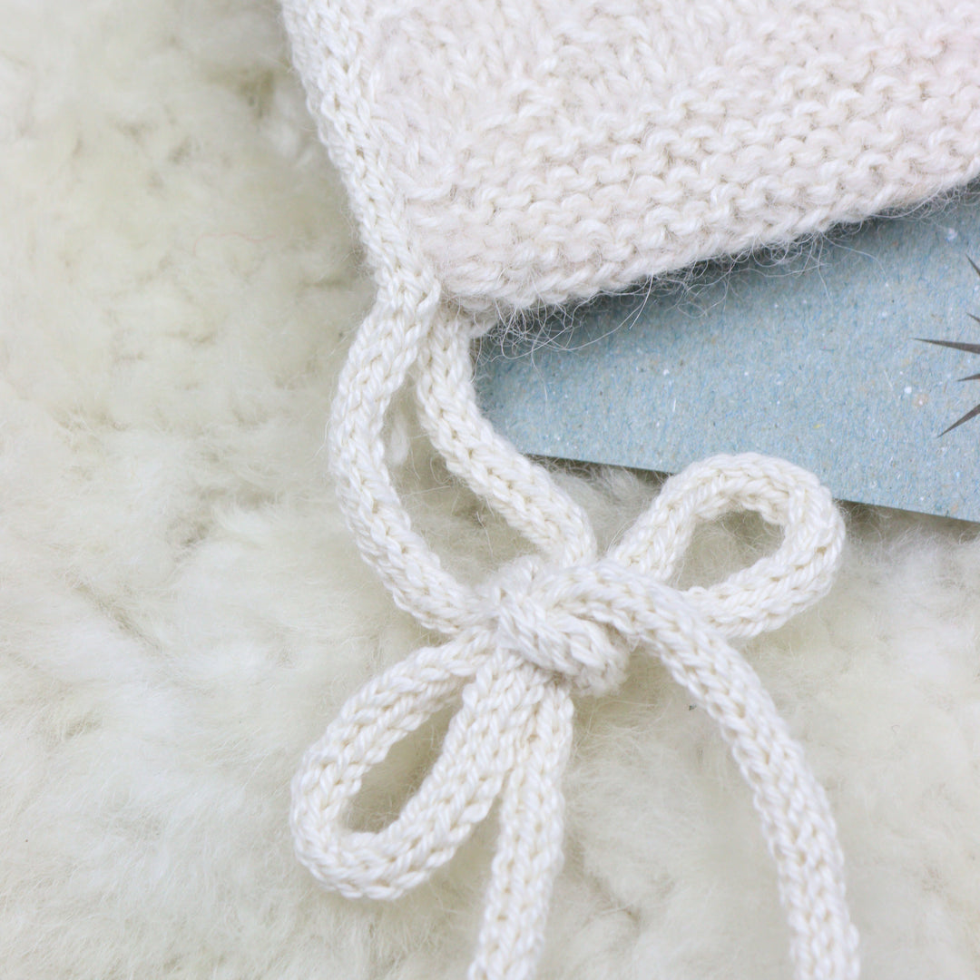 NY! Familjens dotters stickade babymössa