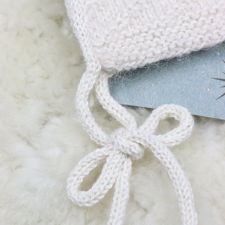 NY! Familjens dotters stickade babymössa